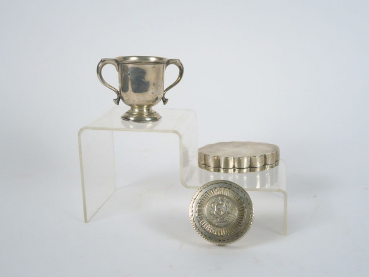 Petit vase à anses en argent anglais. On y joint deux boites en argent