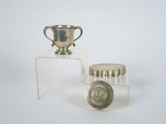 Vente aux enchères Petit vase à anses en argent anglais. On y joint deux boites en argent