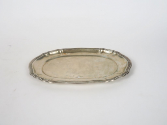 Vente aux enchères Petit plat ovale de style Louis XVI en argent.  Poids. 264 gr