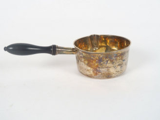 Vente aux enchères Casserole en argent, poinçon Vieillard, manche en bois noirci. Poids t