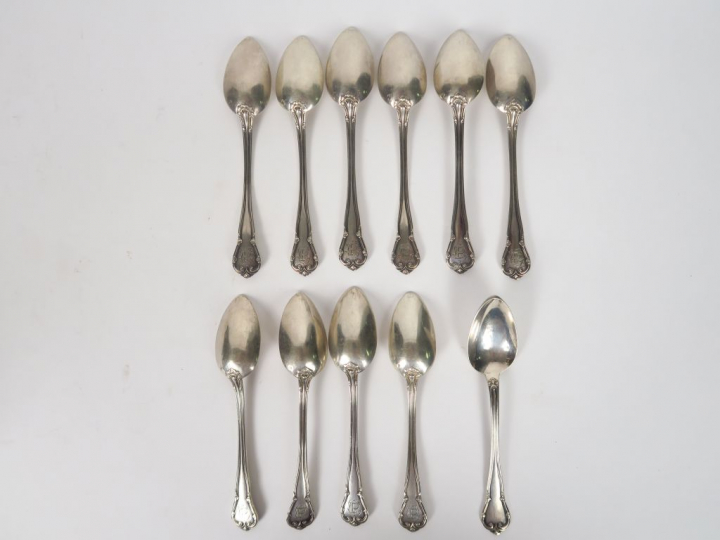 Onze cuillères à café de style Louis XV en argent, poinçon Minerve, mo