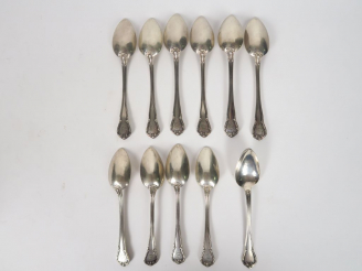 Vente aux enchères Onze cuillères à café de style Louis XV en argent, poinçon Minerve, mo
