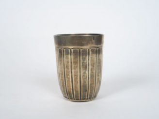 Vente aux enchères Timbale Art Déco en argent, poinçon Minerve, à décor de cannelures.  P