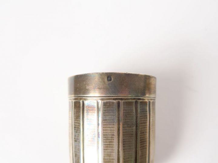 Timbale Art Déco en argent, poinçon Minerve, à décor de cannelures.  P
