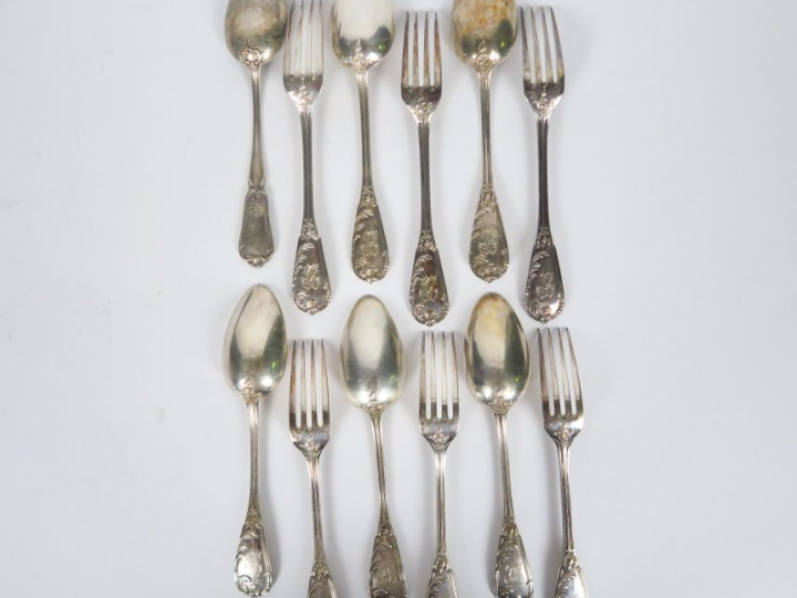 Six couverts à dessert et une fourchette en argent, poinçon Minerve, m