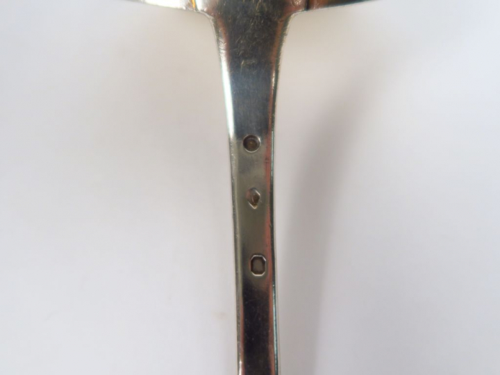 Louche en argent, poinçon Vieillard.  Poids. 196 gr  (enfoncements)