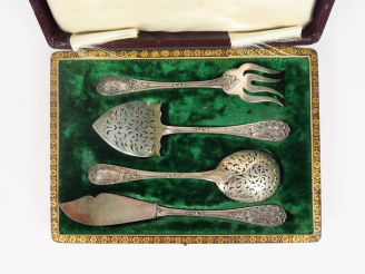 Vente aux enchères Service à hors d'oeuvre de style rocaille en argent, poinçon Minerve. 