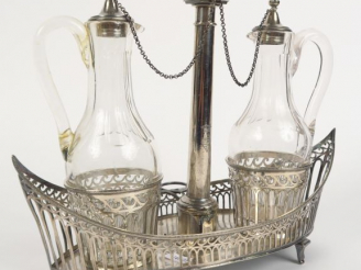 Vente aux enchères Huilier-Vinaigrier en argent, poinçon au coq, à décor d'arcatures, sur