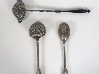 Vente aux enchères Deux différents saupoudroirs en argent modèle à filet, monogrammés. On