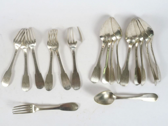 Vente aux enchères Couverts en argent, poinçon Vieillard, modèle uniplat, monogrammés. . 