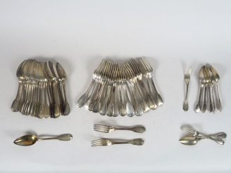Vente aux enchères Partie de ménagère en argent, modèle à filet, monogrammée, poinçons dé