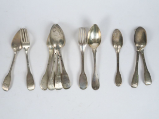 Vente aux enchères Différents couverts, modèles et poinçons dépareillés. Poids. 830 gr