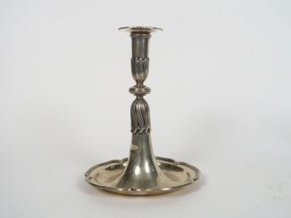 Vente aux enchères Bougeoir en argent étranger.  Poids. 384 gr  (petit choc)