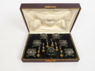 Vente aux enchères Six salerons de style rocaille en argent et vermeil avec leur pelle à 
