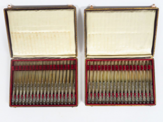 Vente aux enchères Dix-huit couteaux à fruits Napoléon III de style rocaille, armoiriés, 