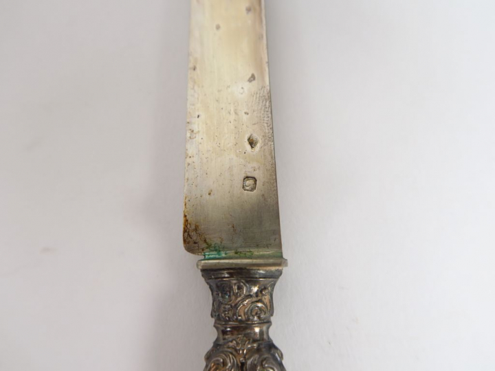 Dix-huit couteaux à fruits Napoléon III de style rocaille, armoiriés, 