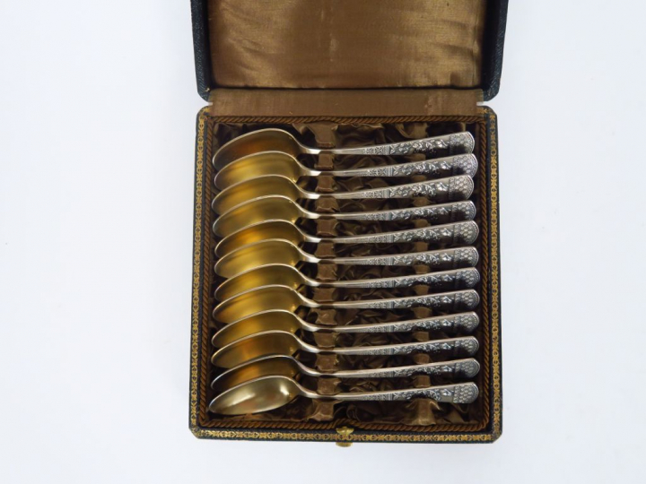 Douze cuillères à café 1900 en argent et vermeil, poinçon Minerve.  Po