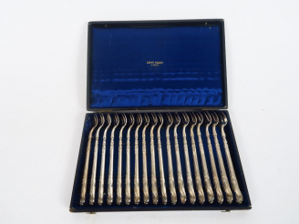 Vente aux enchères CHRISTOFLE. Dix-huit fourchettes à huitres Napoléon III de style rocai
