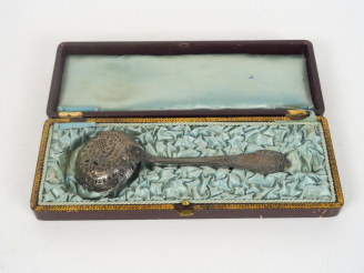Vente aux enchères Saupoudreuse Napoléon III en argent, poinçon Minerve. Poids. 53 gr