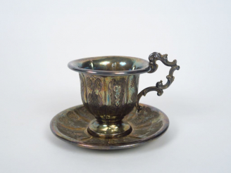 Vente aux enchères Tasse et sous-tasse en argent, poinçon Minerve.  Poids. 100 gr