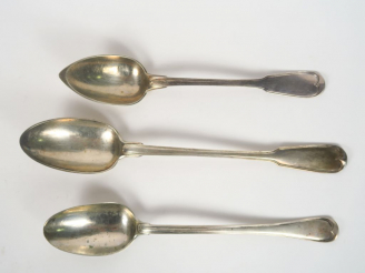 Vente aux enchères Trois différentes cuillères à ragout en argent dont une XVIIIème.  Poi