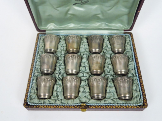Vente aux enchères Douze verres à liqueur de style rocaille en argent.  Poids. 168 gr