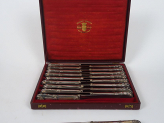 Vente aux enchères FROMENT MEURICE.  Dix-huit  grands couteaux manche en argent fourré po