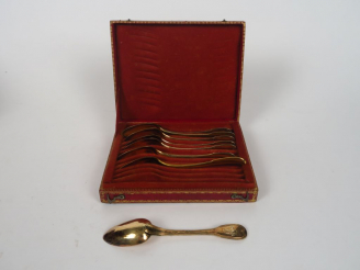 Vente aux enchères Huit cuillères à café Restauration en vermeil.  Poids. 146 gr