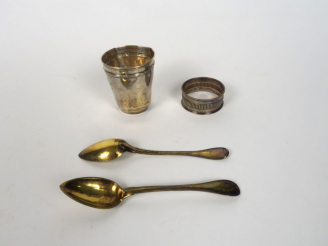 Vente aux enchères Lot comprenant :  - une timbale et un rond de serviette en argent, poi
