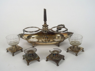 Vente aux enchères Monture d'huilier de style Louis XVI en argent, poinçon Minerve.  Poid