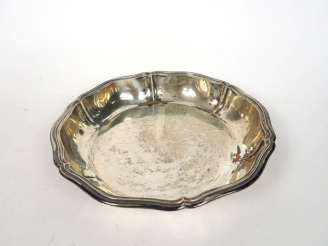 Vente aux enchères Plat creux de style Louis XV en argent, poinçon Minerve, modèle à file