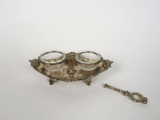 Vente aux enchères Monture d'huilier de style Louis XVI en argent, poinçon Minerve. M.O :