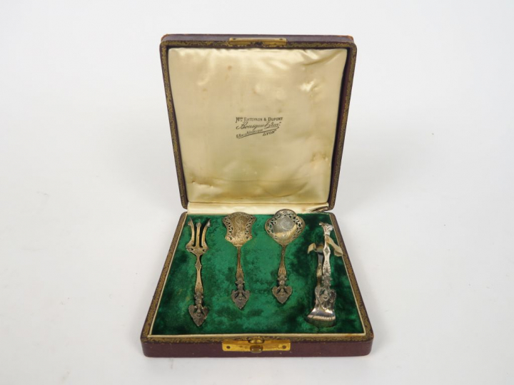 Nécessaire à douceur en argent poinçon Minerve. Dans son coffret. Poid