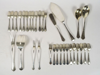 Vente aux enchères Douze fourchettes à gateaux et douze fourchettes à huitre, pelle à gat