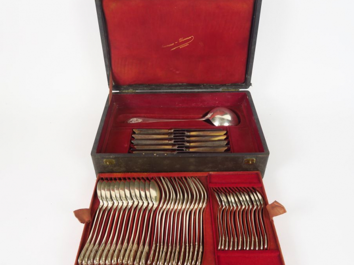 Dans un coffret, partie de ménagère de style Louis XVI en argent, poin