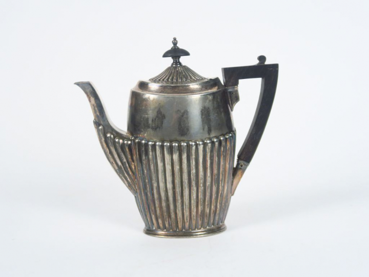 Théière en argent anglais, à décor de godrons.  Manche et prise en ébè