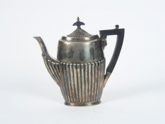 Vente aux enchères Théière en argent anglais, à décor de godrons.  Manche et prise en ébè