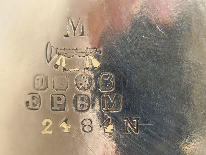 Théière en argent anglais, à décor de godrons.  Manche et prise en ébè