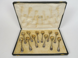 Vente aux enchères Suite de 12 cuillères à dessert en argent et vermeil, poinçon Minerve,