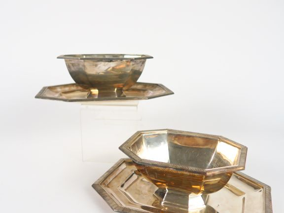 Paire de saucières à pans coupés en métal argenté, à décor de godrons.