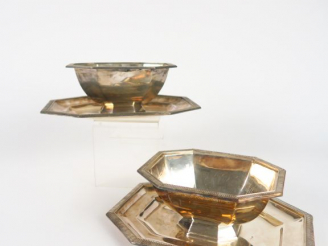 Vente aux enchères Paire de saucières à pans coupés en métal argenté, à décor de godrons.