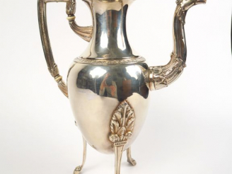 Vente aux enchères Grande verseuse tripode en métal argenté de style Empire, poinçon aigl