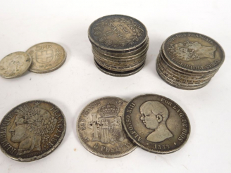 Vente aux enchères Lot de pièces en argent.  Poids.500 gr  On y joint un lot de pièces di