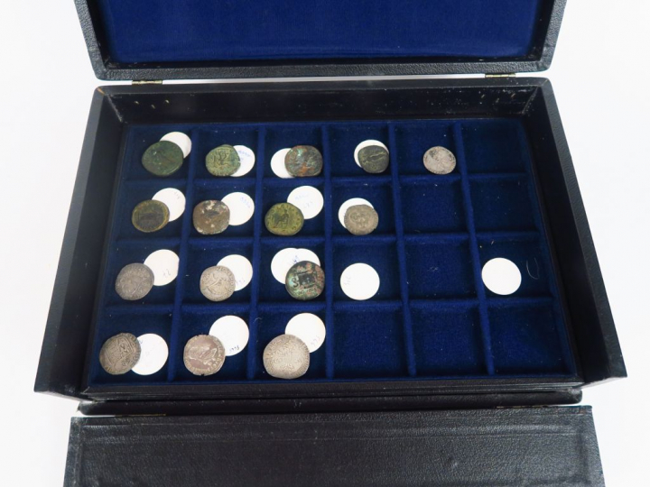 Collection de 96 pièces antiques et de pièces en argent, bronze et mét