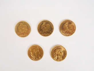 Vente aux enchères Lot comprenant :  - Deux pièces de 20 Francs or, 1909 - Trois pièces d