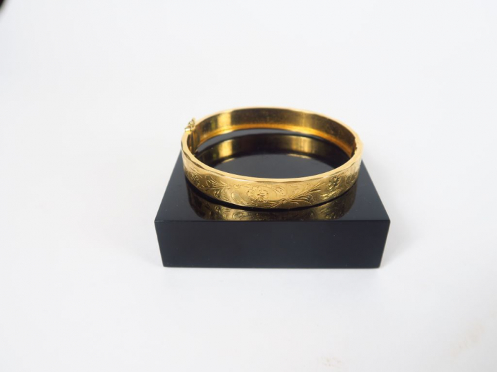 Bracelet manchette en or.  Poids. 21,3 gr