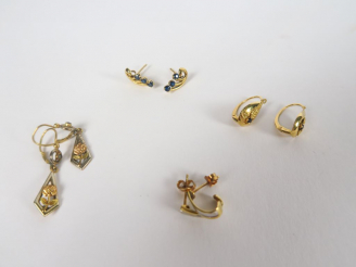 Vente aux enchères Ensemble comprenant :  - une paire de perces oreilles deux tons d'or e