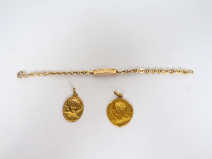 Deux médailles et un bracelet de baptême en or jaune (une à charge de 
