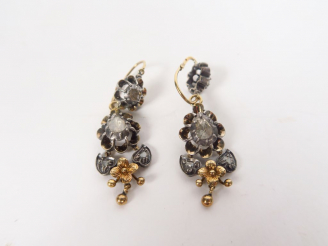 Vente aux enchères Paire de pendants d'oreilles fin XVIIIème - début XIXème, ornés de bri