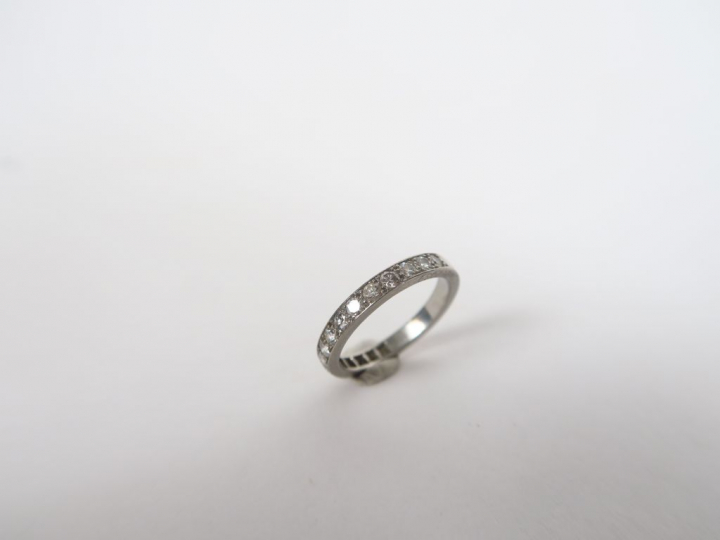 Demi alliance américaine en or blanc et brillants.  TDD : 53,5  Poids 